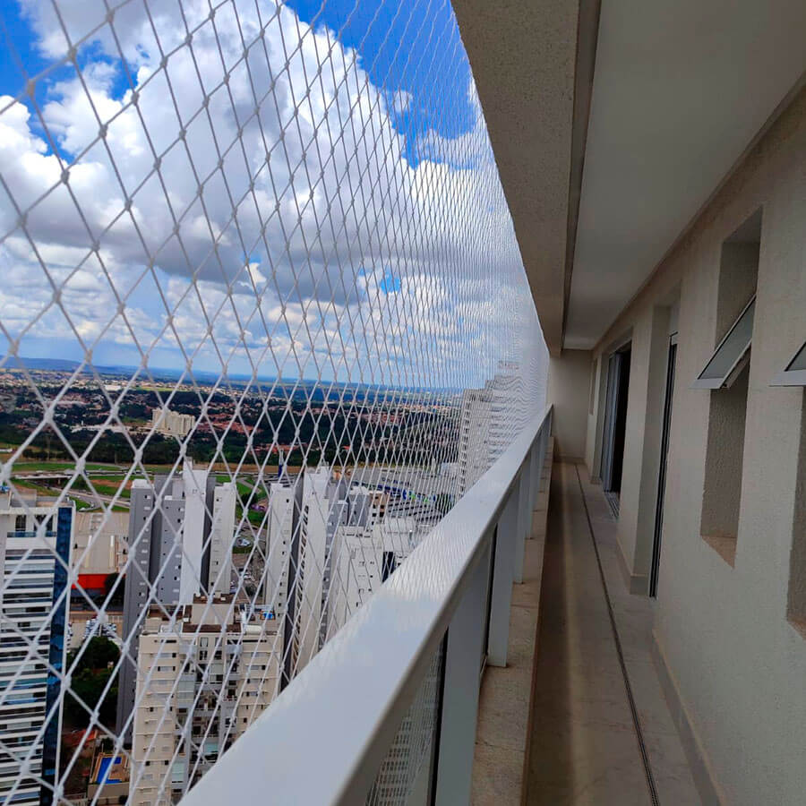 Sacada com rede de proteção e vista para Goiânia
